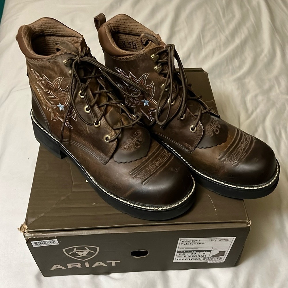 Women’s Ariat Probaby Lacer size 8 1/2 lace up boots